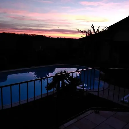 Las Hourques Bed & Breakfast Demu